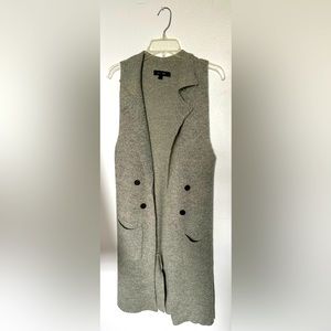 Sleeveless cotton cardigan.